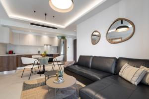 Comfy Apt terrace and parking 800m to old town and beach