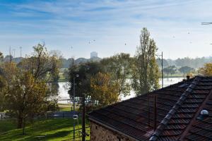 Lake Views, Pool, Gym, Library & Free Parking