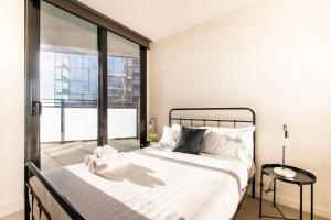 Lake Views, Pool, Gym, Library & Free Parking