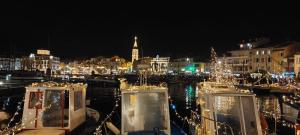 Appartements Grand T3 Lumineux Spacieux Propre, tout confort, Parking, Ascenseur, Emplacement central unique, port-commerces-mer et plages a pied, Location du Samedi au Samedi : photos des chambres