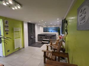 Maisons de vacances Chalet spacieux avec sauna, spa et baby-foot, proche stations de ski - FR-1-589-671 : photos des chambres