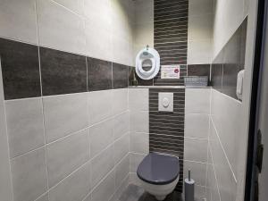 Maisons de vacances Chalet spacieux avec sauna, spa et baby-foot, proche stations de ski - FR-1-589-671 : photos des chambres