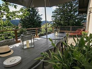 Maisons de vacances Chalet spacieux avec sauna, spa et baby-foot, proche stations de ski - FR-1-589-671 : photos des chambres