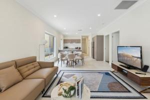 Tranquil 3B2B Home with Parking Backyard and 5Mins walk to Mall