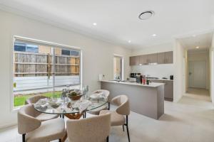 Tranquil 3B2B Home with Parking Backyard and 5Mins walk to Mall