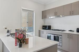 Tranquil 3B2B Home with Parking Backyard and 5Mins walk to Mall