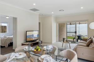 Tranquil 3B2B Home with Parking Backyard and 5Mins walk to Mall