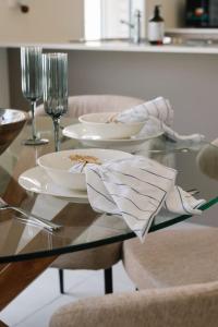 Tranquil 3B2B Home with Parking Backyard and 5Mins walk to Mall