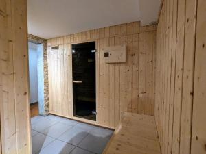 Maisons de vacances Chalet familial spacieux avec spa, sauna et salle de jeux - FR-1-589-750 : photos des chambres