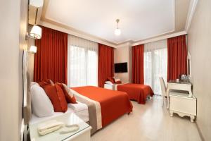 Deluxe Triple Room room in Deluxe Newport Hotel