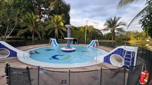 Casa con Air Hockey, Bolirana, Wi-Fi y Piscina