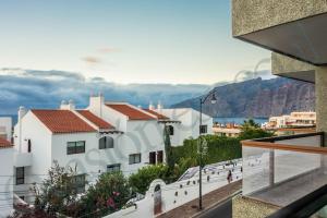 Apartamentos Lago Oceanfront with Los Gigantes and La Gomera Views