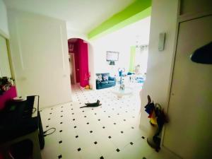 TRUE BLUE Room in Art Flat Bnb