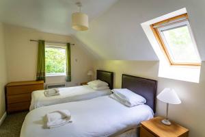 Ellastone, woodland lodge with hot tub for 8