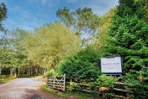 Ellastone, woodland lodge with hot tub for 8