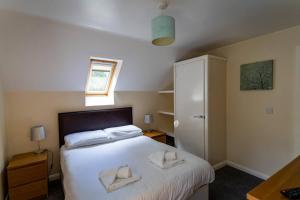 Ellastone, woodland lodge with hot tub for 8