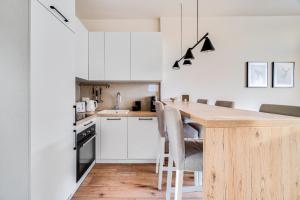 BRIGHT DAY Apartment - Self Check-in 24h, 10 min Market Square