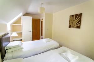 Denstone, woodland lodge with hot tub for 8