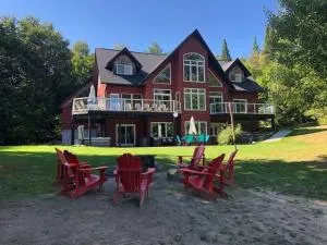 Red Devil Six Bedroom Cottage Private Beach - Commanda