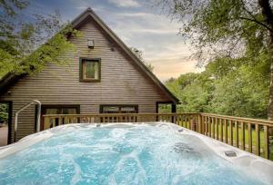 Wootton, woodland lodge with hot tub for 8