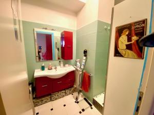 TRUE BLUE Room in Art Flat Bnb