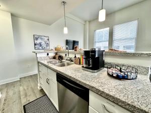 Downtown Indy City-View Retreat Walk to Stadiums, Dining & Events