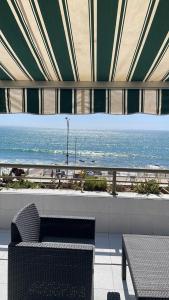 Departamento frente al mar, en playa amarilla, con piscina