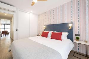 Beach and golf at modern apartment