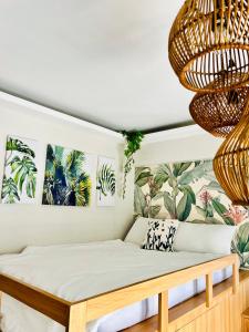 Modern Studio 4 Minutes from Mactan-Cebu Airport, Pool, Wi-Fi & Kitchen