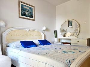 Apartments with a parking space Malinska (Krk) - 2390