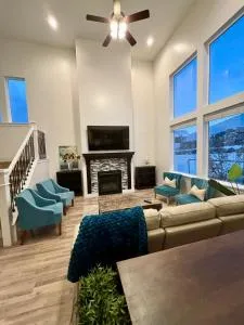 Mountain-Clad Hot Tub Retreat - 西班牙福克