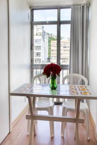 Apartamento completo na praia de Copacabana 02 Quartos com vista lateral mar em andar alto, ar, wifi , netflix, pauloangerami RMVC18