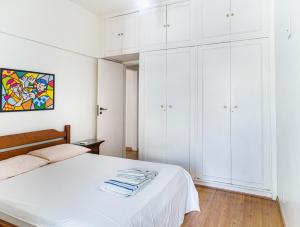 Apartamento completo na praia de Copacabana 02 Quartos com vista lateral mar em andar alto, ar, wifi , netflix, pauloangerami RMVC18