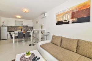 Apartments and rooms by the sea Makarska - 22419