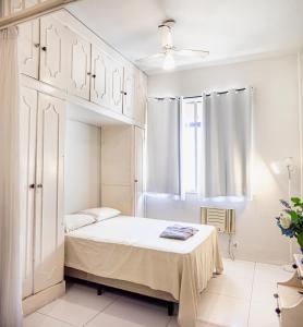 Studio completo na praia de Copacabana com ar, wifi, netflix, até 4 pessoas, FUNDOS CLARO E SILENCIOSO, pauloangerami PJ135