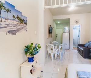 Studio completo na praia de Copacabana com ar, wifi, netflix, até 4 pessoas, FUNDOS CLARO E SILENCIOSO, pauloangerami PJ135