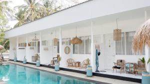 Phòng Giường Đôi Nhìn Ra Hồ Bơi (Double Room with Pool View)