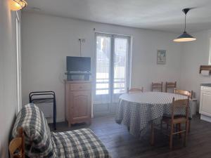Appartement famille à Cauterets avec balcon, casier à ski, idéal pour 4 personnes - FR-1-812-36