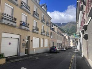 Appartement famille à Cauterets avec balcon, casier à ski, idéal pour 4 personnes - FR-1-812-36
