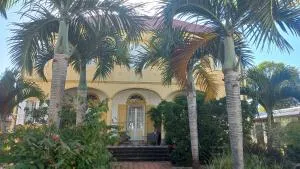 Bungalow au centre-ville de Saint-Pierre terrasse et parking privé - 圣皮埃尔