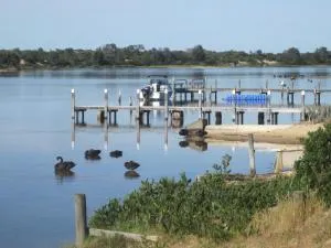 Lakes Entrance Waterfront Cottages with King Beds - Cunninghame