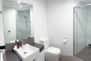 Leafy & Quiet Apt with Big Balcony, Parking & 65" TV