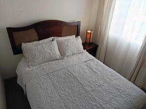 Cómodo departamento amoblado con estacionamiento