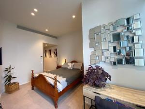 Ensuite Room with Marina View in Private Host Apartment SOLO Guest only Dogs Live on site