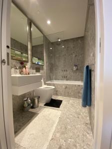 Marina View Comfy Ensuite Room With Private Host and Dogs SOLO Guest Only