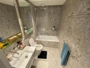 Ensuite Room with Marina View in Private Host Apartment SOLO Guest only Dogs Live on site