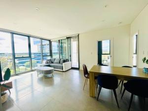 Modern stylish 3 bedroom condo - Parking, Gym, Pool