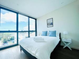 Modern stylish 3 bedroom condo - Parking, Gym, Pool