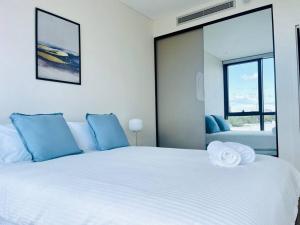 Modern stylish 3 bedroom condo - Parking, Gym, Pool