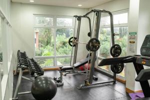 Cozy Crib Suite Condo with Balcony Pool & Gym